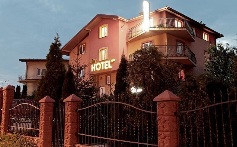 Hotel Mily Krosno Ngoại thất bức ảnh